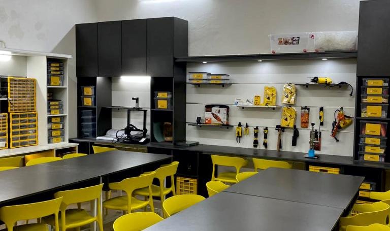 A STREAM Hub with workbenches, tool walls and a 3D printer